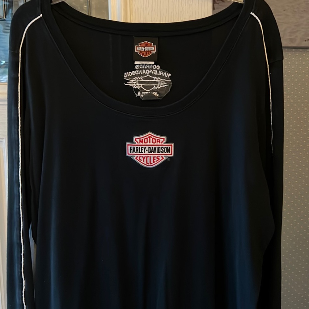 Scoop neck long sleeve tshirt